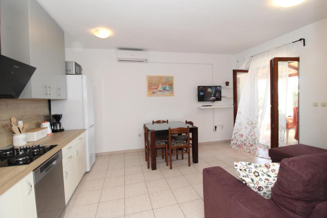 Apartments By The Sea Mandre, Pag - 6284 كولان المظهر الخارجي الصورة