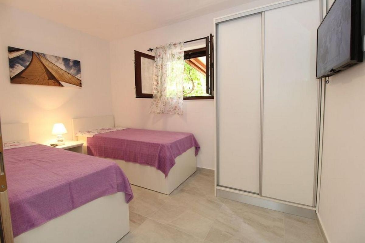 Apartments By The Sea Mandre, Pag - 6284 كولان الغرفة الصورة